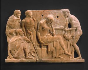 Ανάγλυφο από τερακότα. Πηνελόπη, Οδυσσέας, δεξιά, ως ξεσκούφωτος ζητιάνος, Τηλέμαχος, αριστερά από την Πηνελόπη, χωρίς γένια, Εύμαιος